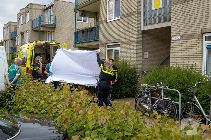Persoon zwaargewond na val uit raam
