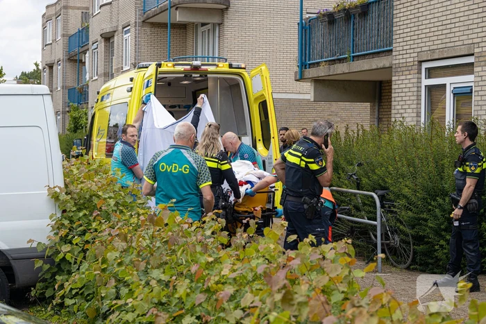 Persoon zwaargewond na val uit raam