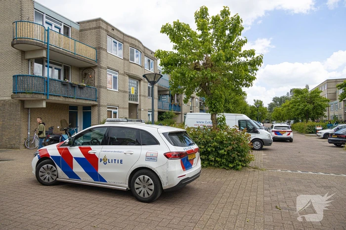 Persoon zwaargewond na val uit raam
