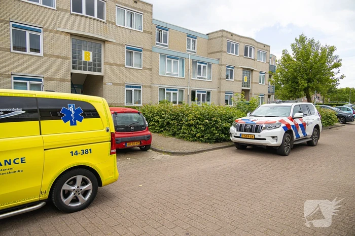 Persoon zwaargewond na val uit raam