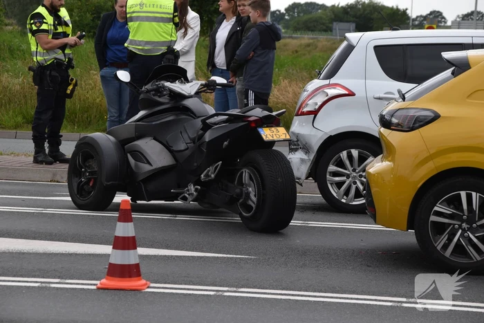 Driewiel motor rijder botst achterop twee auto's