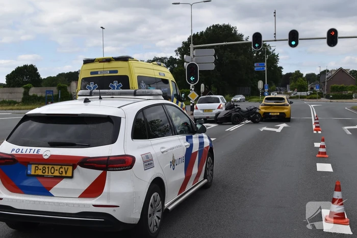 Driewiel motor rijder botst achterop twee auto's