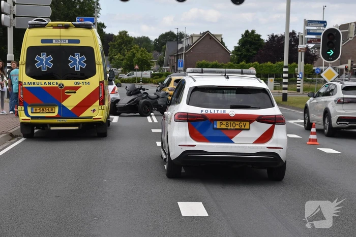 Driewiel motor rijder botst achterop twee auto's