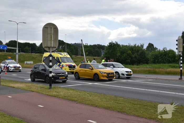 Driewiel motor rijder botst achterop twee auto's