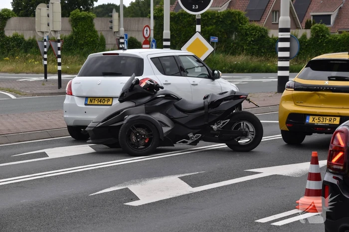 Driewiel motor rijder botst achterop twee auto's