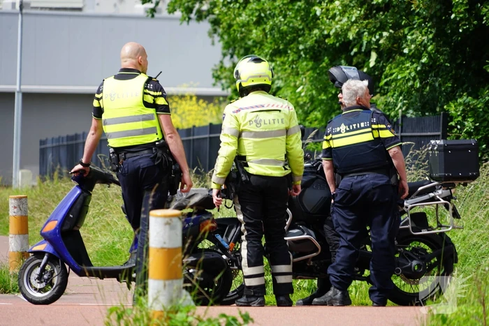 Scooterrijder belandt in sloot tijdens achtervolging