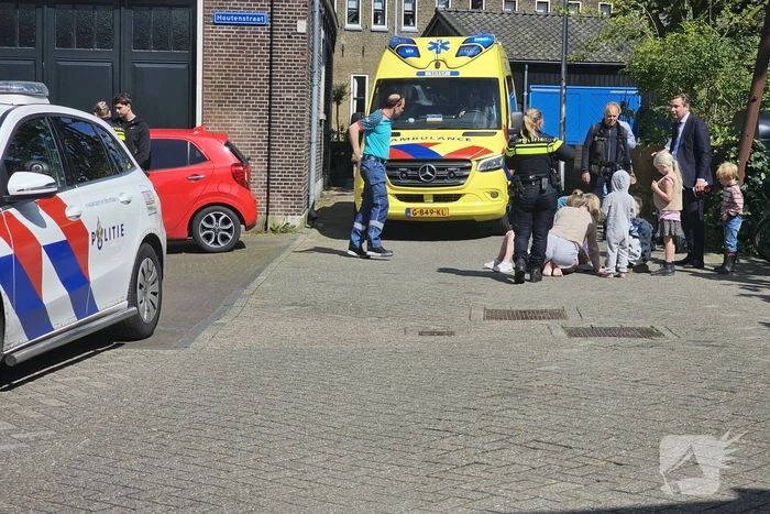 Fietsend kind en automobilist in botsing
