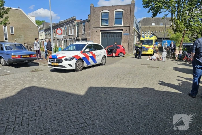 Fietsend kind en automobilist in botsing