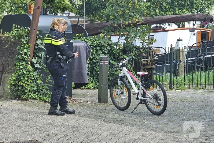 Fietsend kind en automobilist in botsing