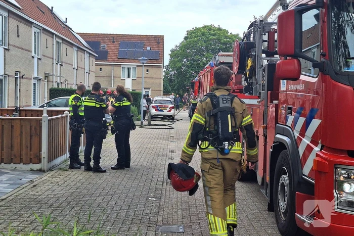 Brandweer blust brand op zolder