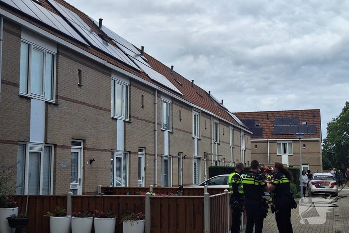 Brandweer blust brand op zolder