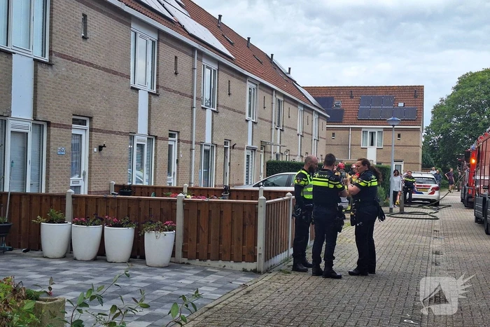 Brandweer blust brand op zolder