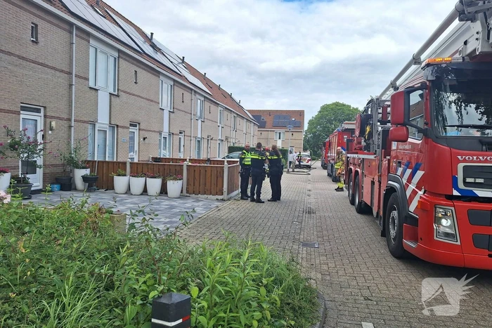 Brandweer blust brand op zolder