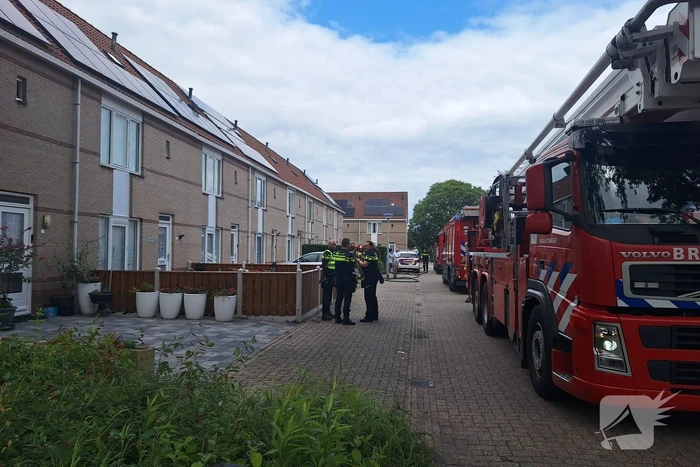 Brandweer blust brand op zolder