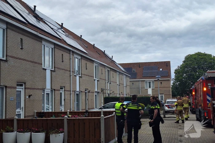 Brandweer blust brand op zolder