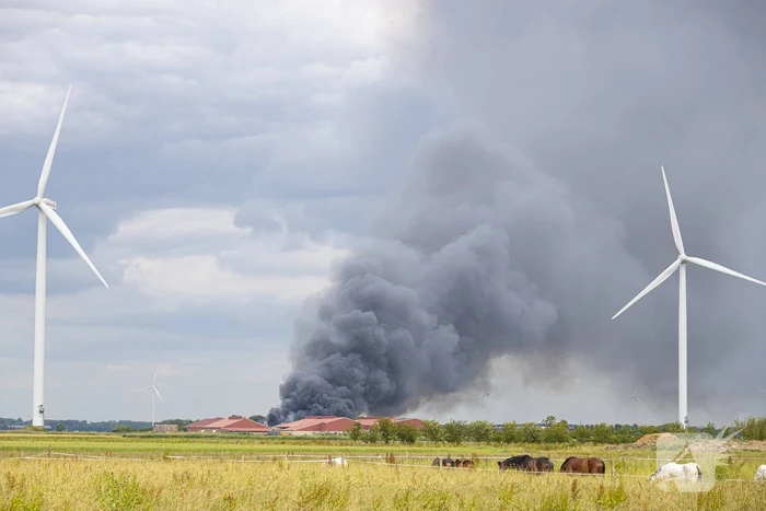 Grote zwarte wolken bij brand in landbouwschuren