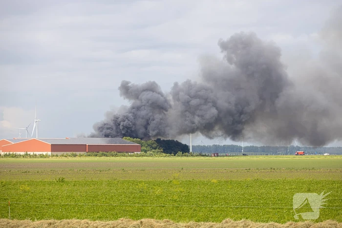 Grote zwarte wolken bij brand in landbouwschuren