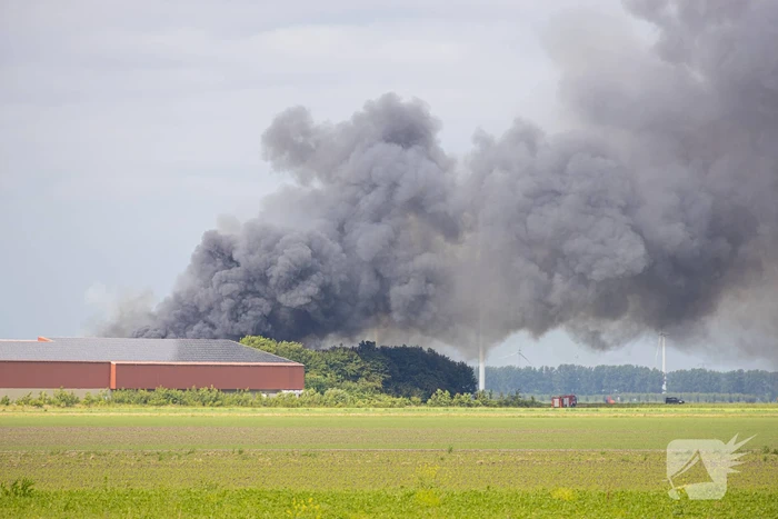 Grote zwarte wolken bij brand in landbouwschuren