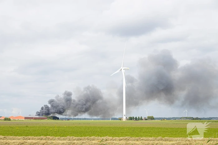 Grote zwarte wolken bij brand in landbouwschuren