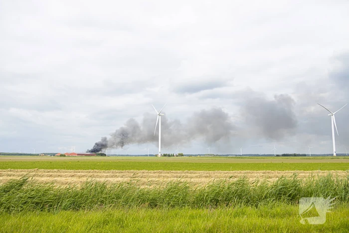 Grote zwarte wolken bij brand in landbouwschuren