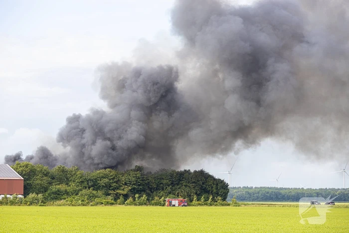 Grote zwarte wolken bij brand in landbouwschuren