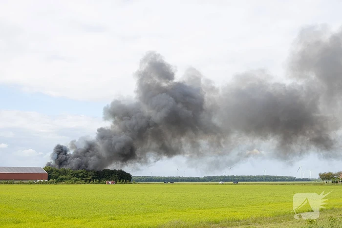 Grote zwarte wolken bij brand in landbouwschuren