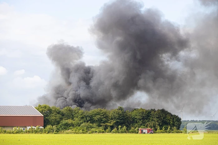 Grote zwarte wolken bij brand in landbouwschuren