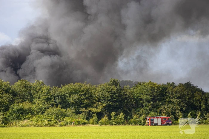 Grote zwarte wolken bij brand in landbouwschuren