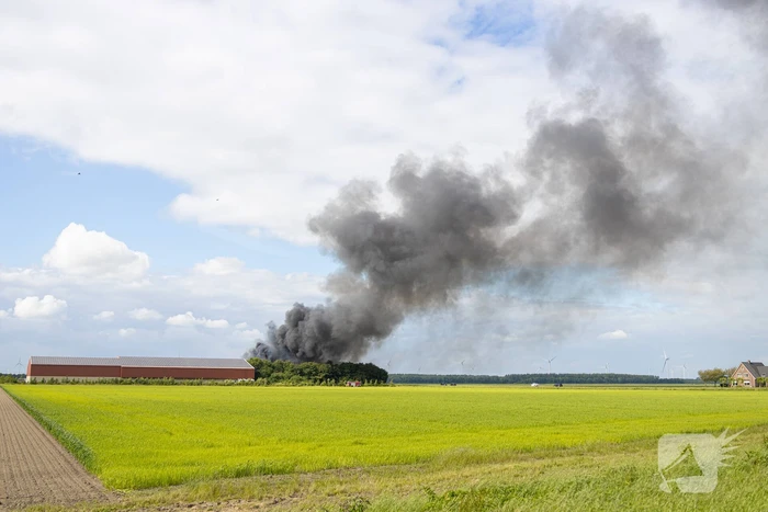 Grote zwarte wolken bij brand in landbouwschuren