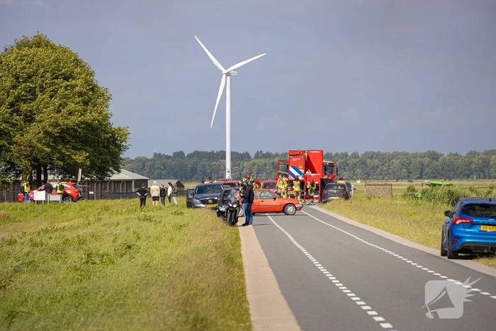 Grote zwarte wolken bij brand in landbouwschuren
