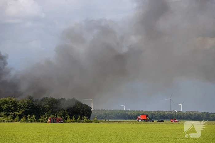 Grote zwarte wolken bij brand in landbouwschuren