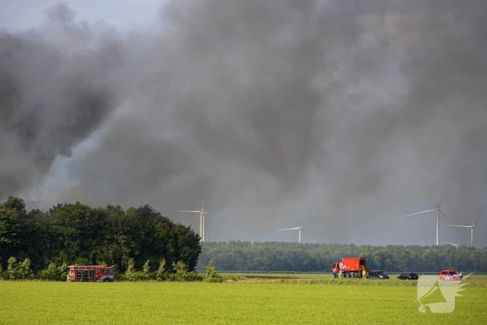 Grote zwarte wolken bij brand in landbouwschuren