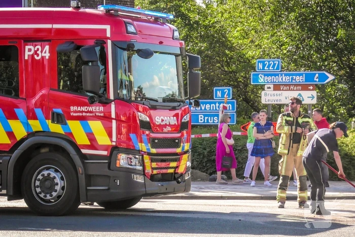 Brandweerwagen en auto botsen op kruising