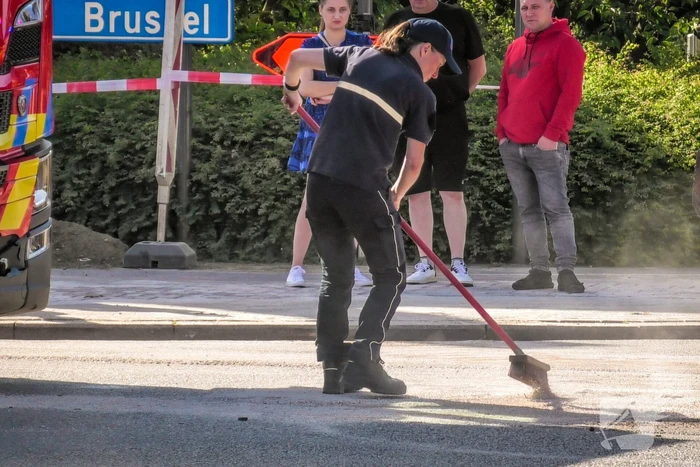 Brandweerwagen en auto botsen op kruising