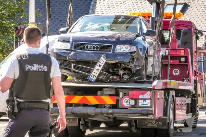 Brandweerwagen en auto botsen op kruising