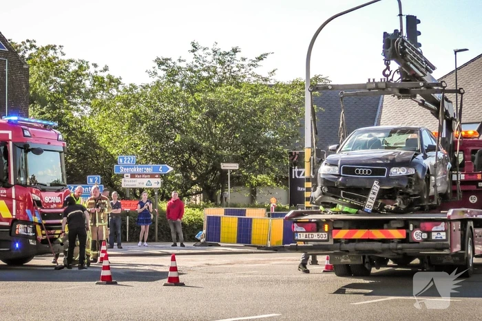 Brandweerwagen en auto botsen op kruising