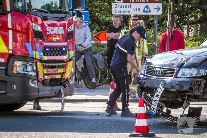 Brandweerwagen en auto botsen op kruising