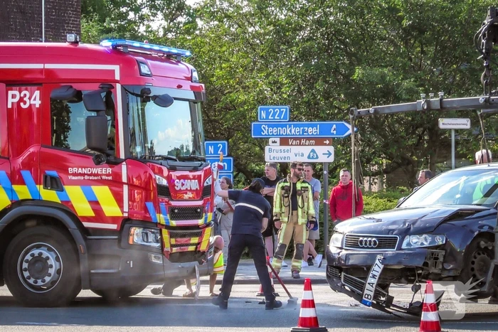 Brandweerwagen en auto botsen op kruising