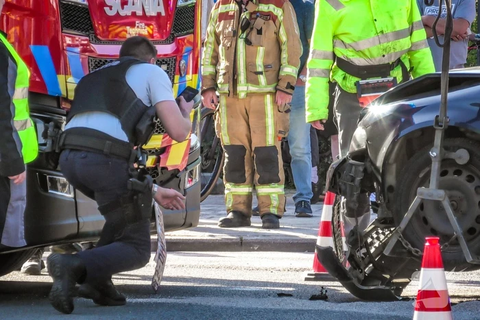 Brandweerwagen en auto botsen op kruising