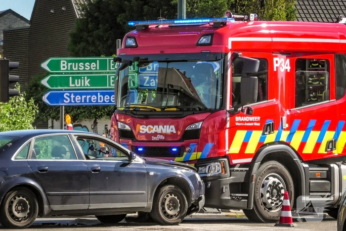 Brandweerwagen en auto botsen op kruising