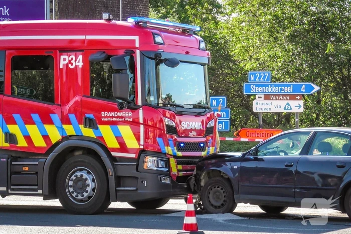 Brandweerwagen en auto botsen op kruising