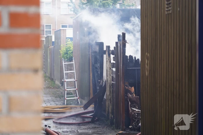 Forse rookontwikkeling bij brand in schuur