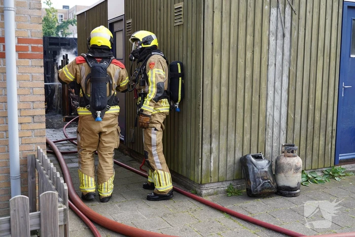 Forse rookontwikkeling bij brand in schuur