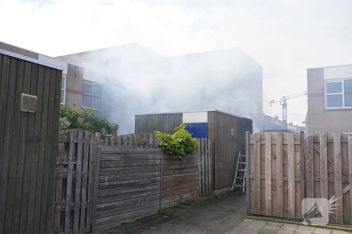 Forse rookontwikkeling bij brand in schuur