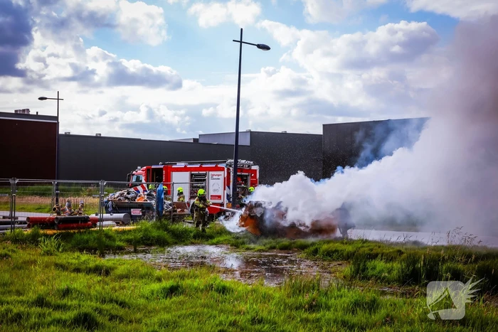 Bouwcontainer in brand gestoken