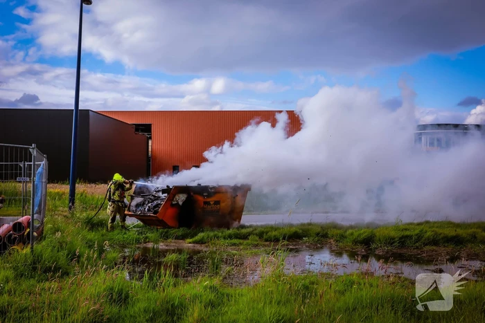 Bouwcontainer in brand gestoken
