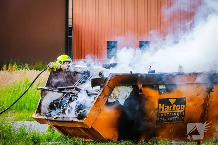 Bouwcontainer in brand gestoken