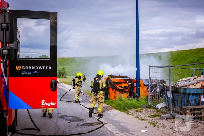 Bouwcontainer in brand gestoken