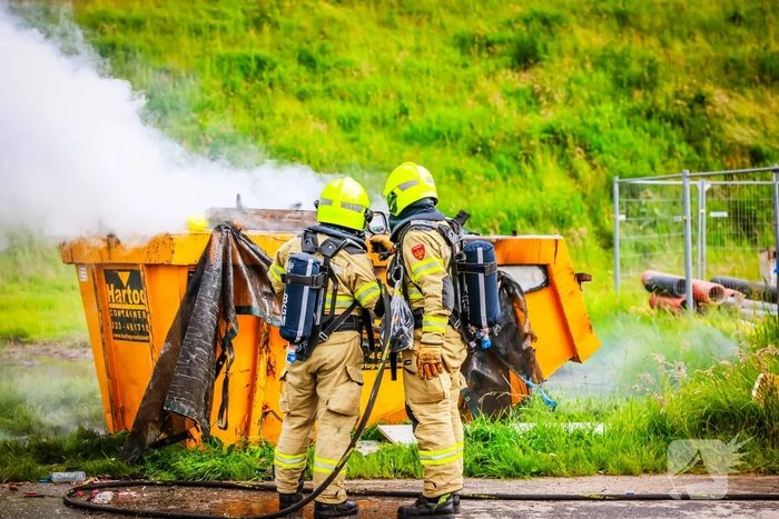 Bouwcontainer in brand gestoken