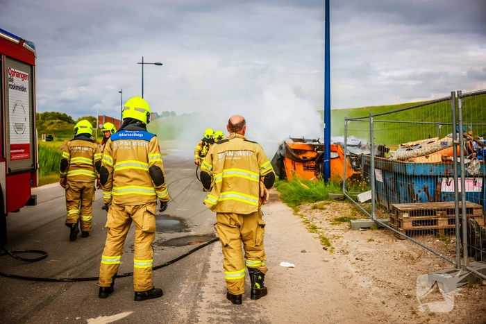Bouwcontainer in brand gestoken
